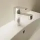 Deckeneinbau-Waschtischarmatur von Ideal Standard mit verchromter Oberfläche, montiert auf einer hellen Fläche, mit einem Hebel zur Wasserregulierung.